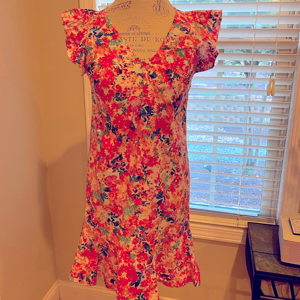 Beautiful flowers print dress! Very pop color! Fun to wear.